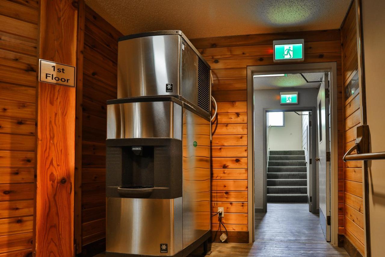 Griz Inn By Stayin Fernie Exterior photo