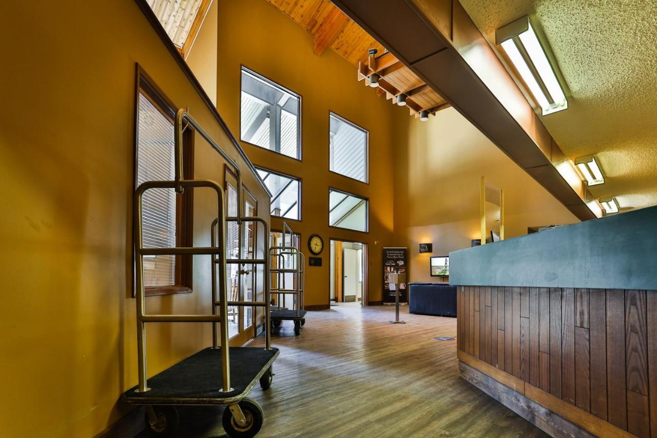 Griz Inn By Stayin Fernie Exterior photo