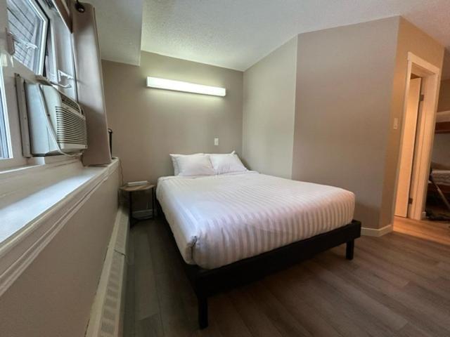 Griz Inn By Stayin Fernie Room photo