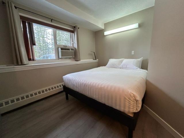 Griz Inn By Stayin Fernie Room photo