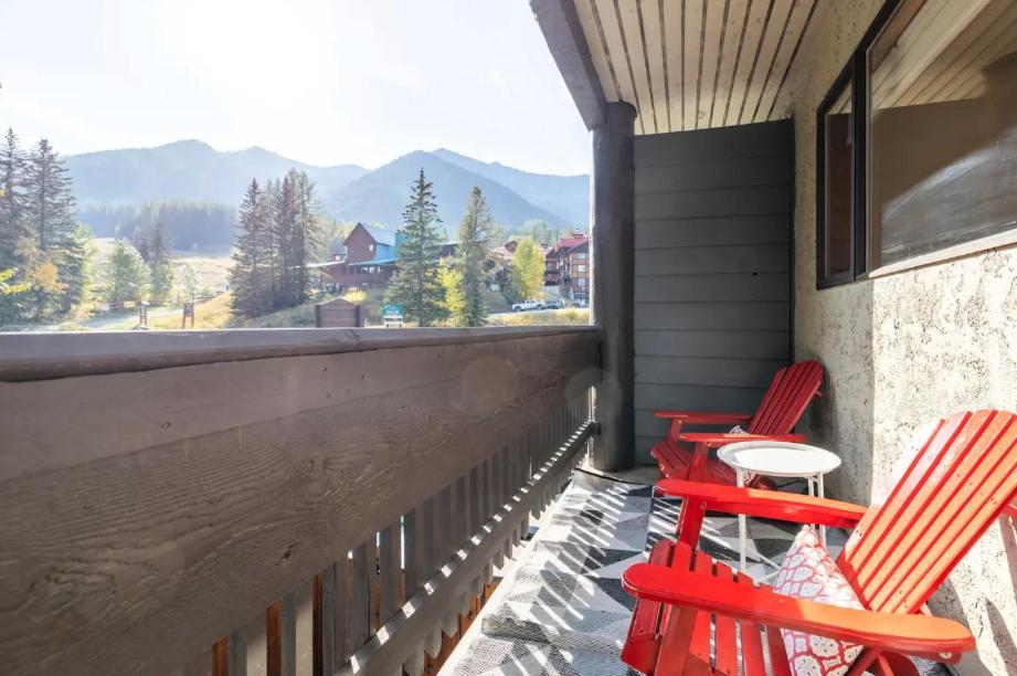 Griz Inn By Stayin Fernie Room photo